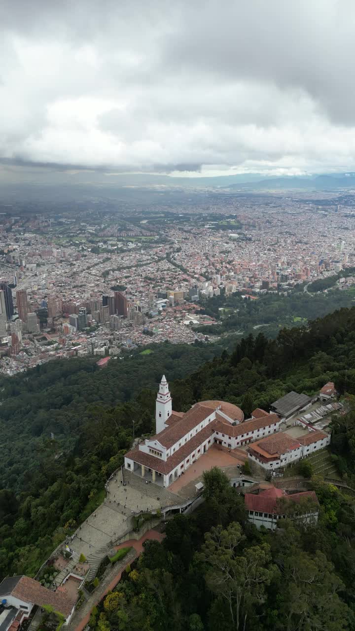 鸟瞰图:哥伦比亚首都波哥大的蒙塞拉特教堂，背景是波哥大市中心视频素材