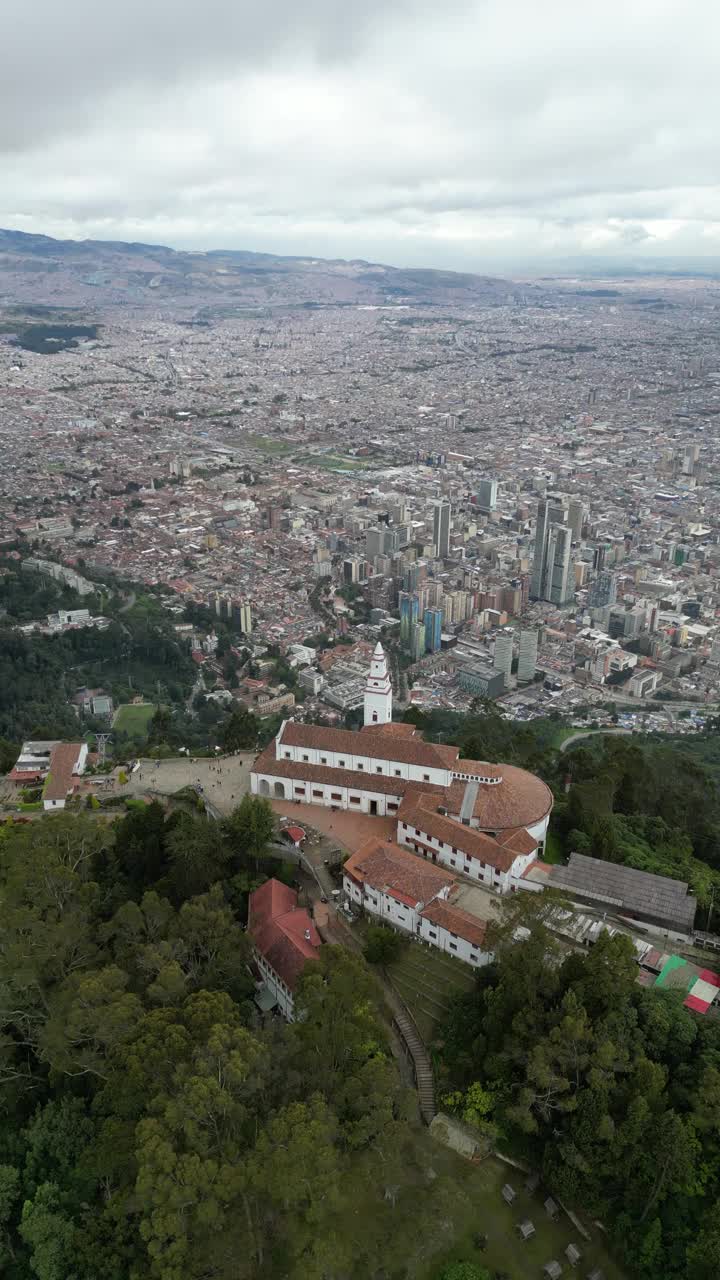 鸟瞰图:哥伦比亚首都波哥大的蒙塞拉特教堂，背景是波哥大市中心视频素材