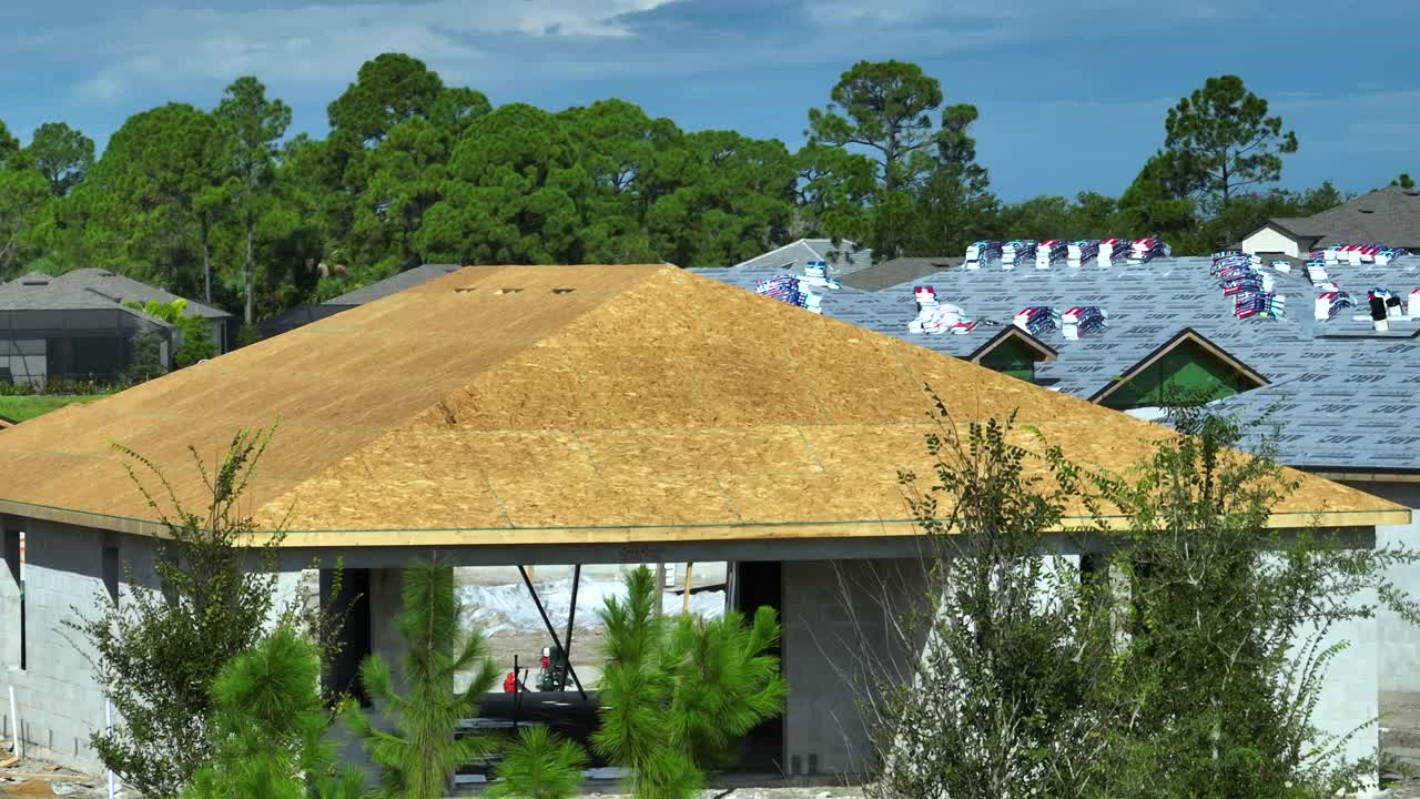 佛罗里达州宁静的乡村地区，正在建造的木质屋顶结构的私人住宅鸟瞰图。房地产开发理念视频素材