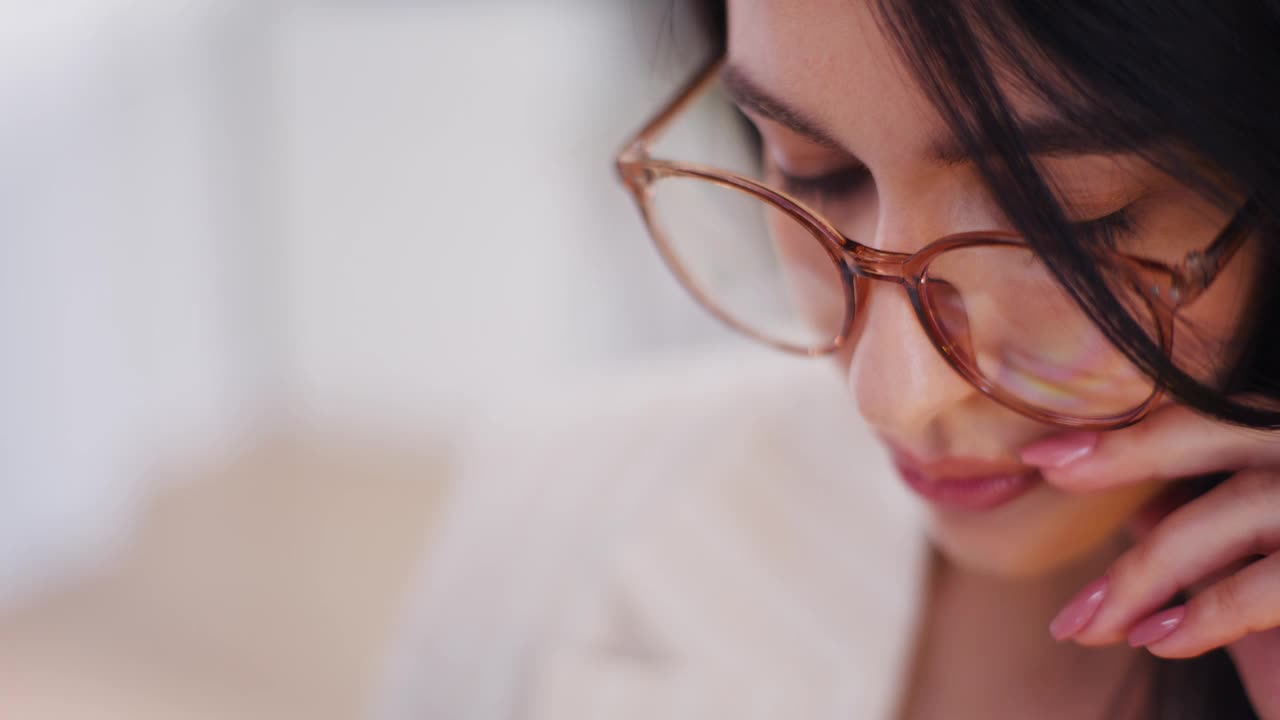 专注于项目的女商人的眼睛特写视频素材