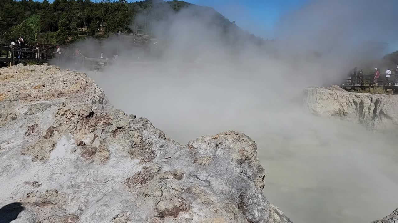 硫磺坑里有沸腾的水和烟雾视频下载