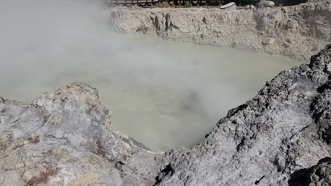 硫磺坑里有沸腾的水和烟雾视频下载