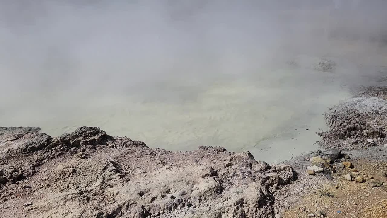 硫磺坑里有沸腾的水和烟雾视频素材