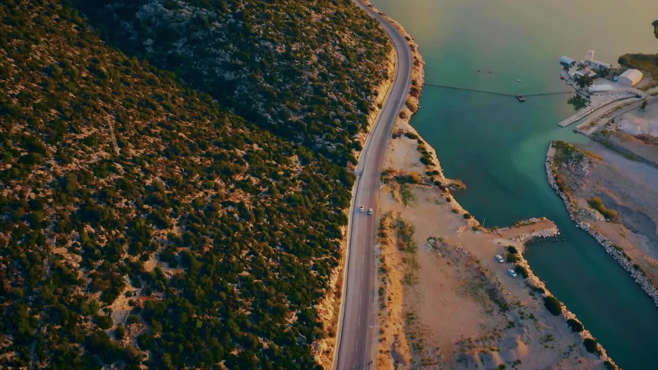 鸟瞰沿海公路与绿色植物和宁静的水域，完美的风景驾驶，土耳其视频素材