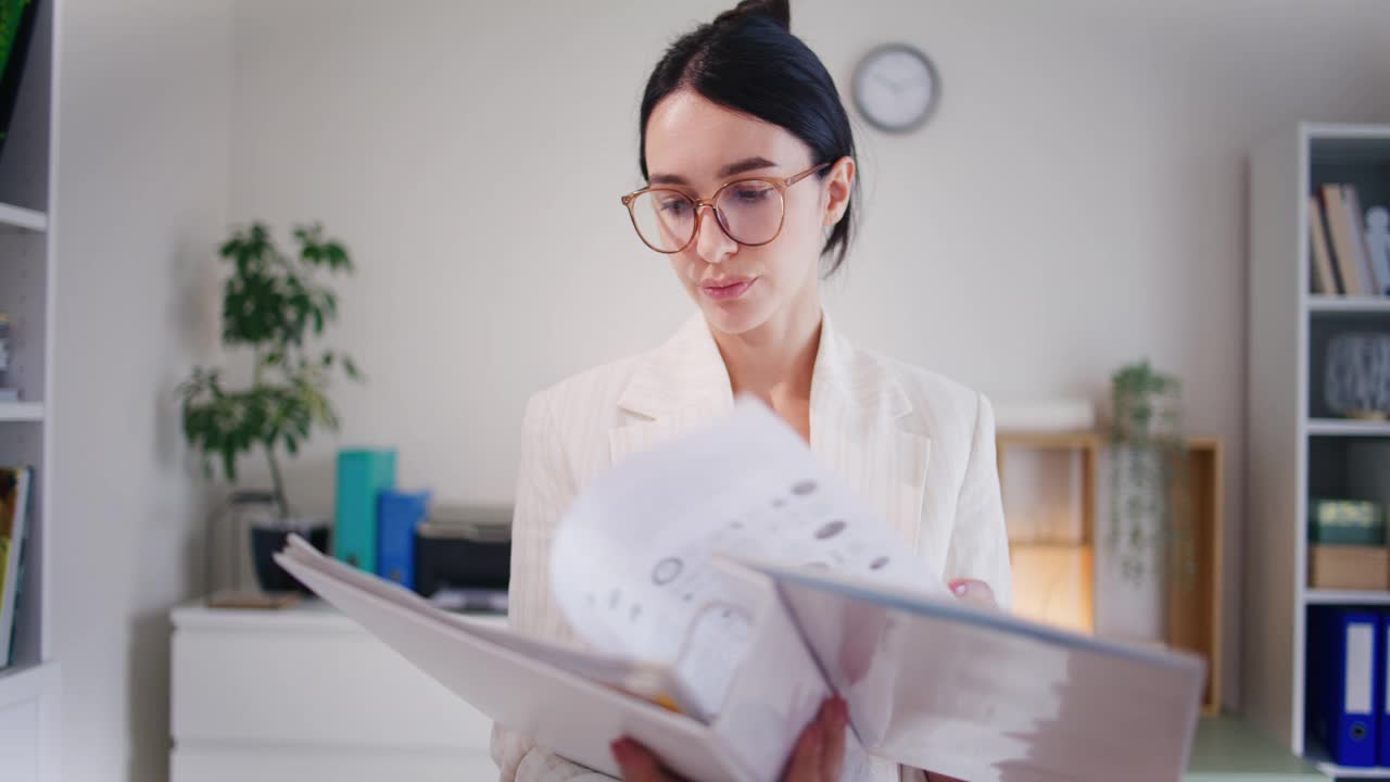 女商人用Binder分析财务报告视频素材