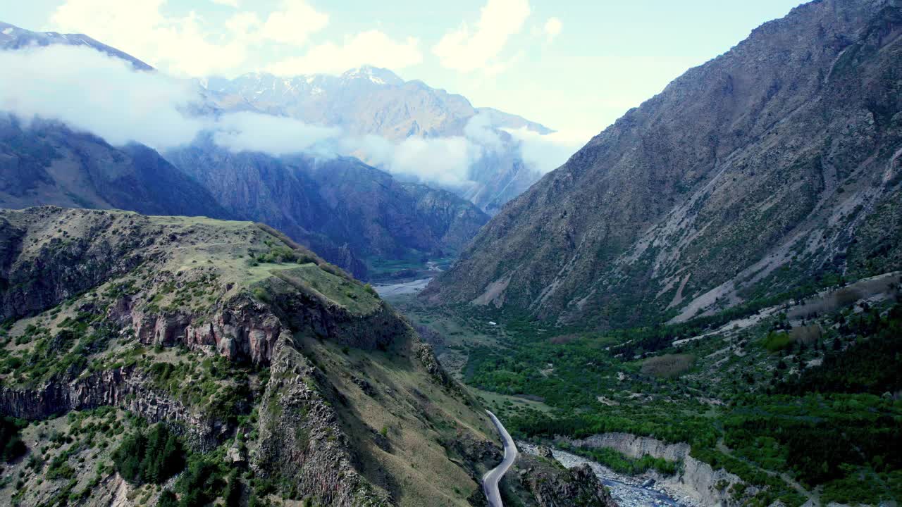 体验令人惊叹的鸟瞰山谷与河流流经茂密的森林，高加索山脉，格鲁吉亚视频素材