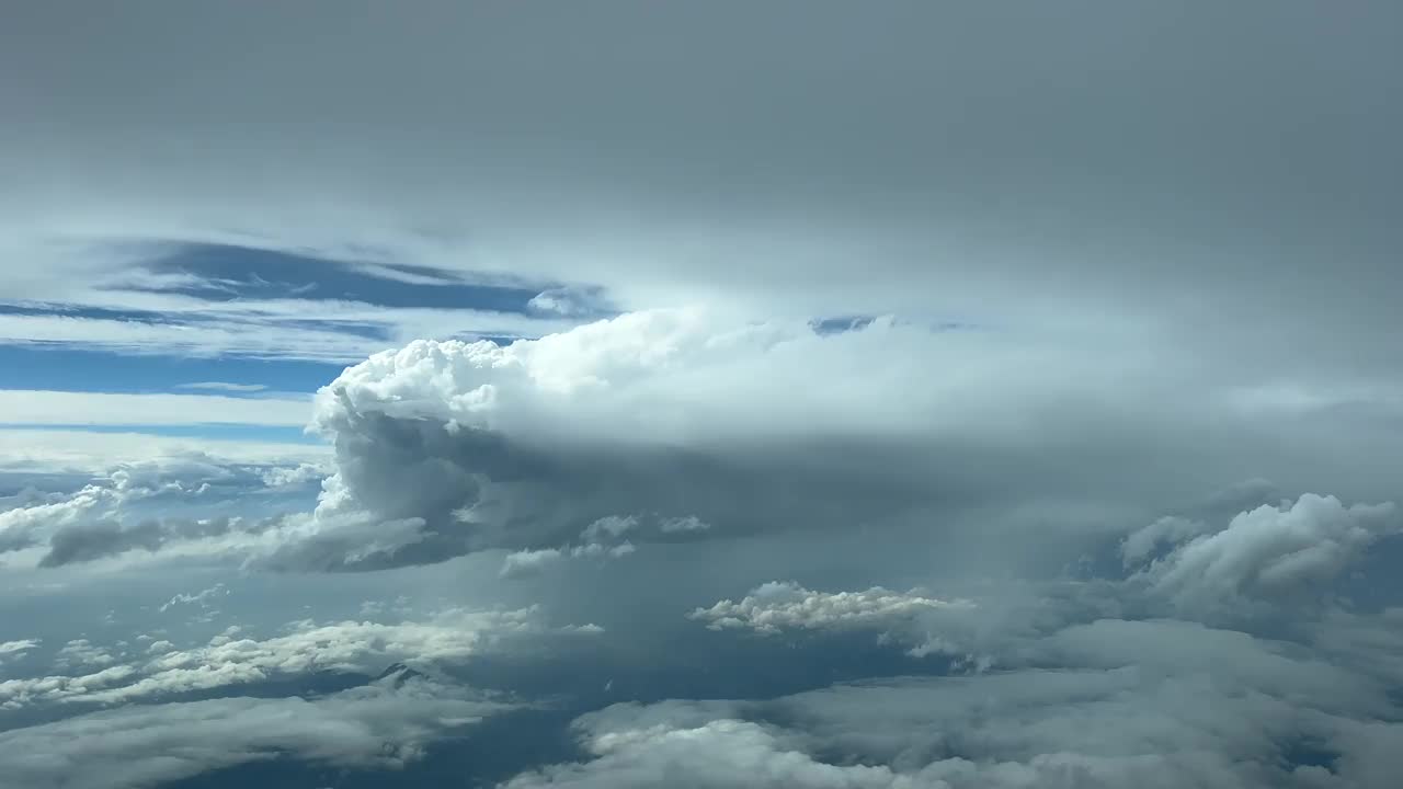 POV在一个实时飞行通过暴风雨的天空，看到一架飞机的飞行员做右转，以避免恶劣天气。4 k 60 fps视频素材