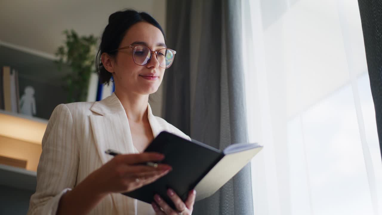 沉思的女人向窗外寻找灵感视频素材