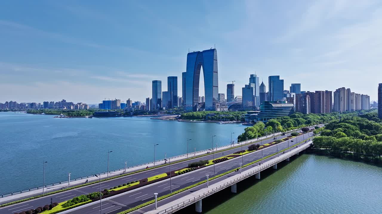 苏州的现代城市摩天大楼和道路景观。城市发展背景视频素材