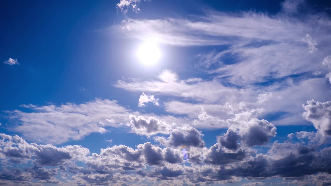 蓝色天空中在太阳下移动的蓬松的云的时间间隔视频下载