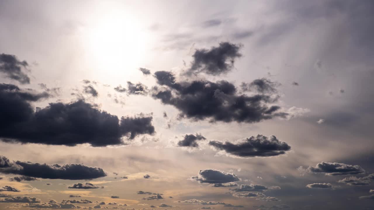 积云在蓝天中对着太阳移动的时间间隔视频下载