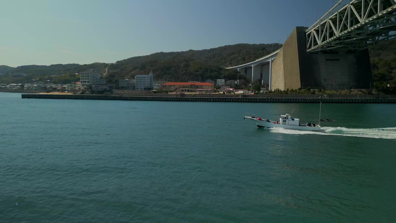 无人机拍摄的日本浅路岛明石海京大桥，前方有一艘船经过视频下载