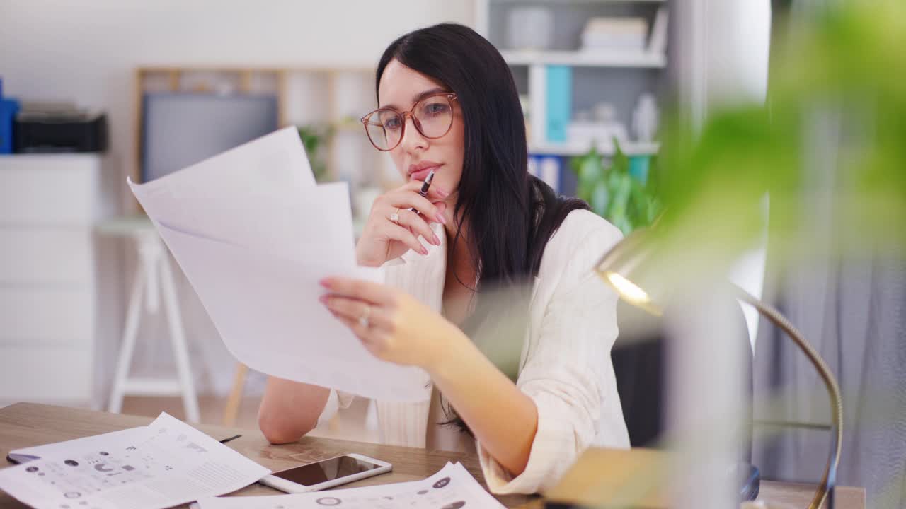 女商人思考分析财务报告视频素材