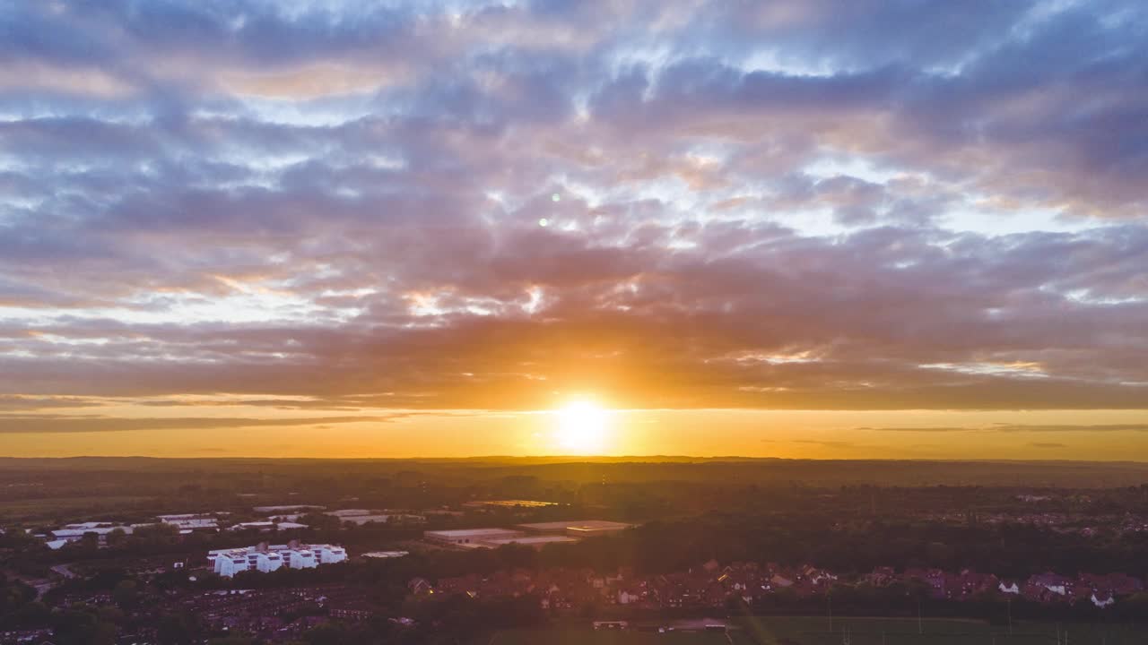 无人机在城市上空拍摄的戏剧性日落视频下载