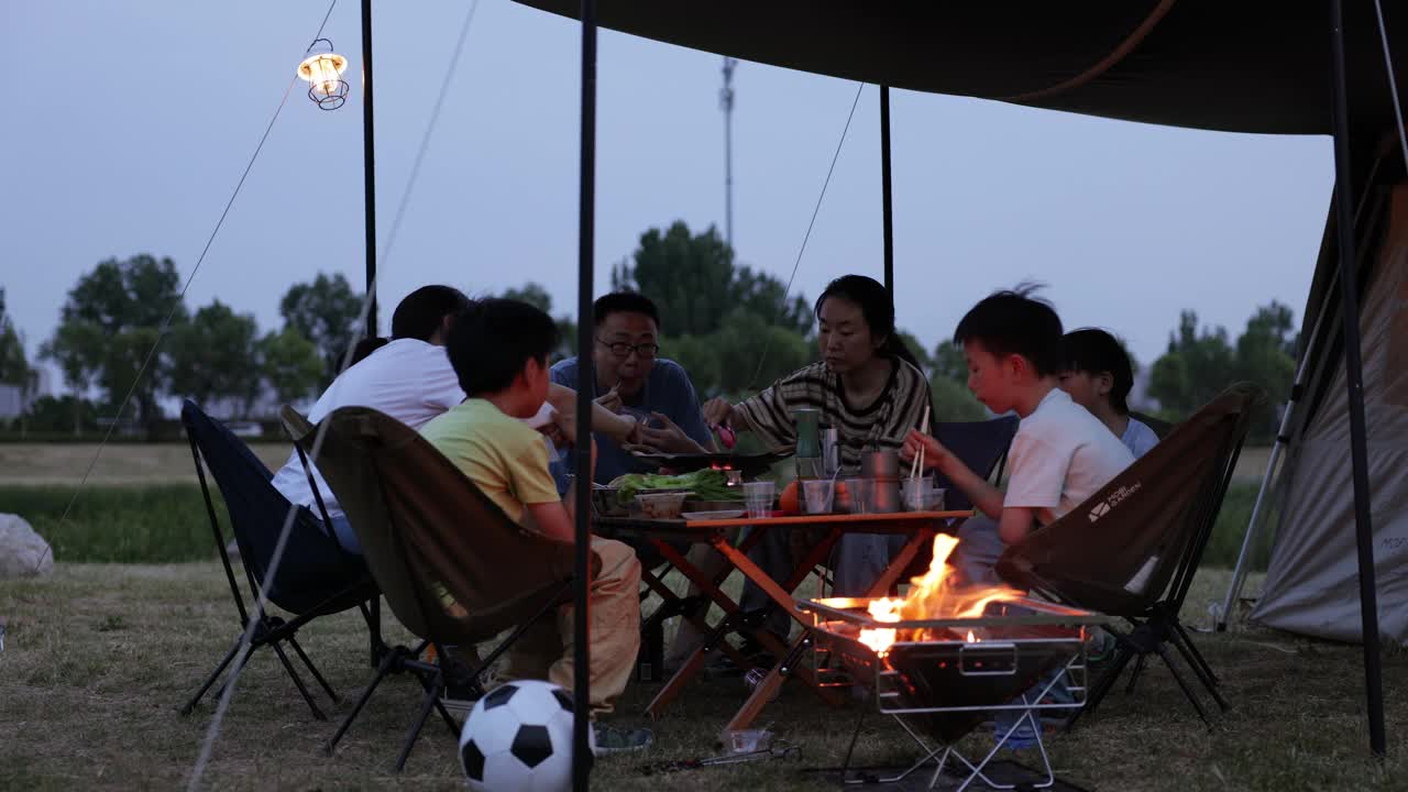 年轻的亚洲家庭在户外野餐视频素材