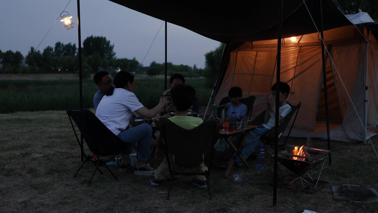 年轻的亚洲家庭在户外野餐视频素材