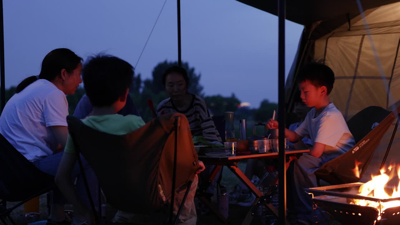 年轻的亚洲家庭在晚上进行户外野餐视频素材