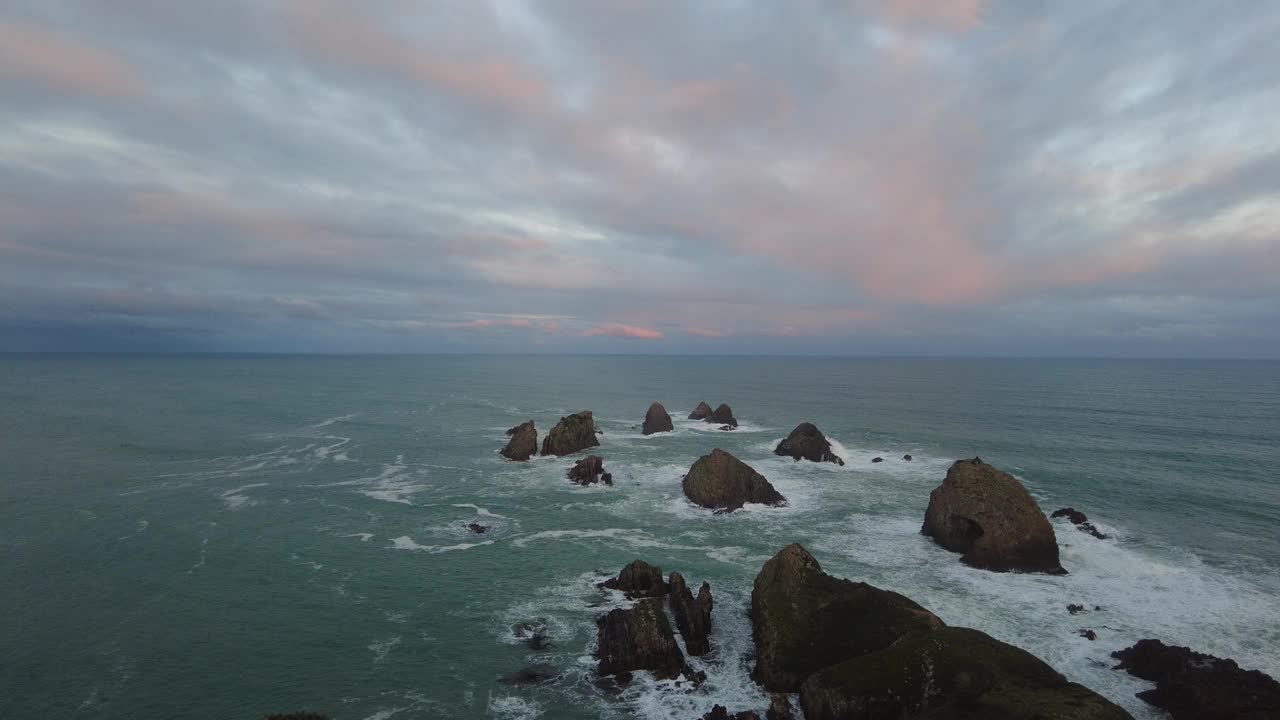 海浪冲击着崎岖岩石的视频。视频下载