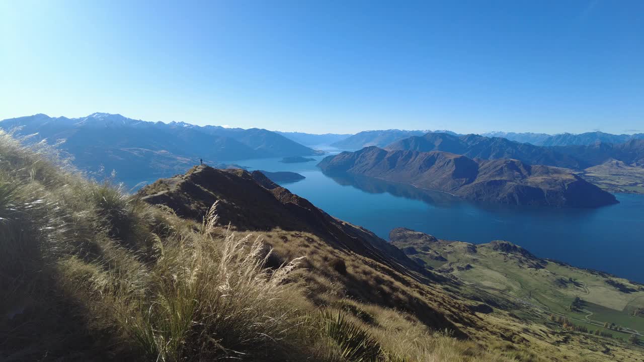 航拍的一个雄伟的湖泊坐落在风景优美的新西兰罗伊斯峰视频下载
