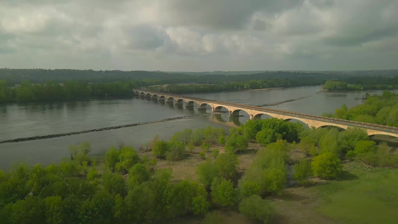 法国乡村的SNCF铁路桥横跨卢瓦尔河。视频下载