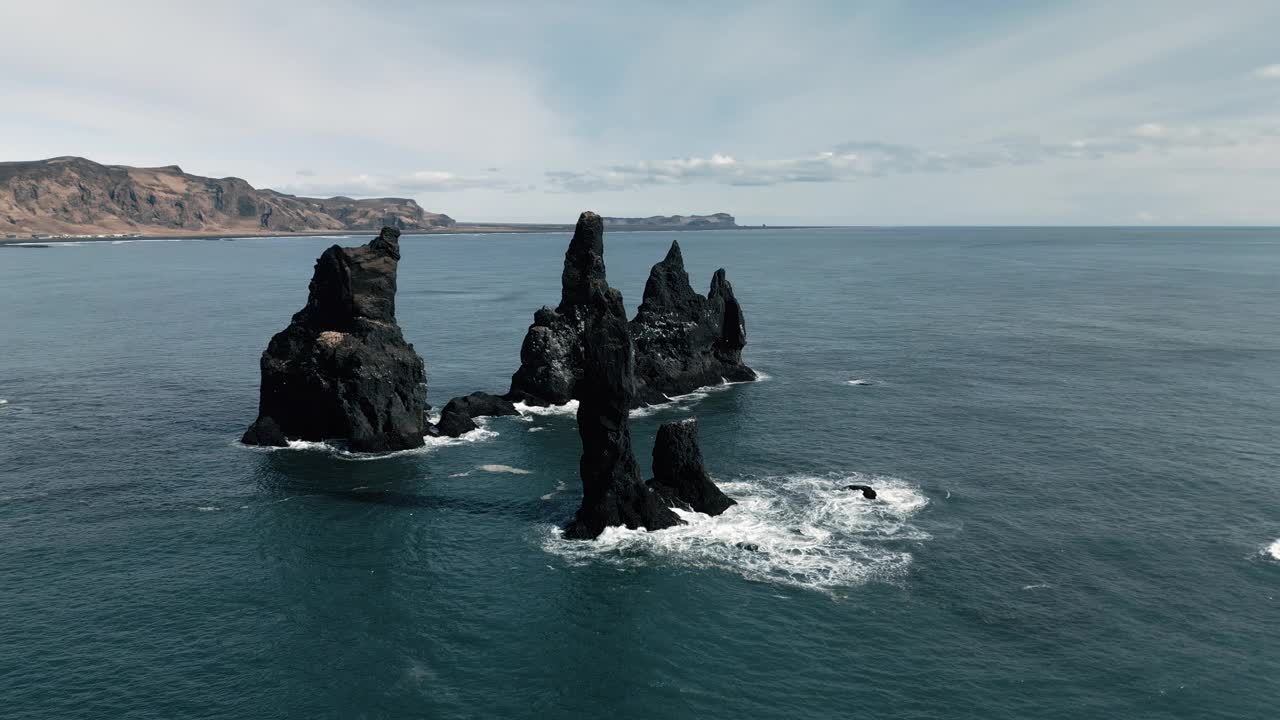 冰岛Reynisfjara海滩上的Reynisdrangar Stone。视频下载