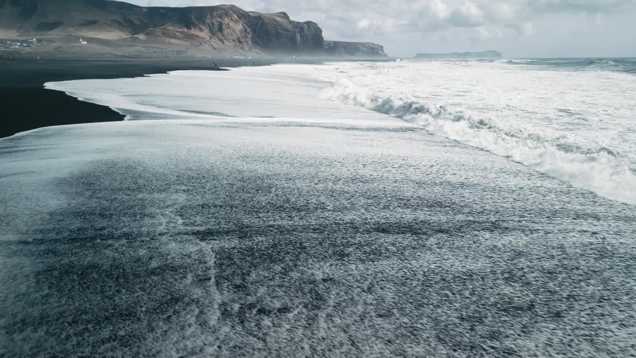 无人机拍摄的冰岛维克黑海滩，展示了引人注目的黑色沙滩。视频下载
