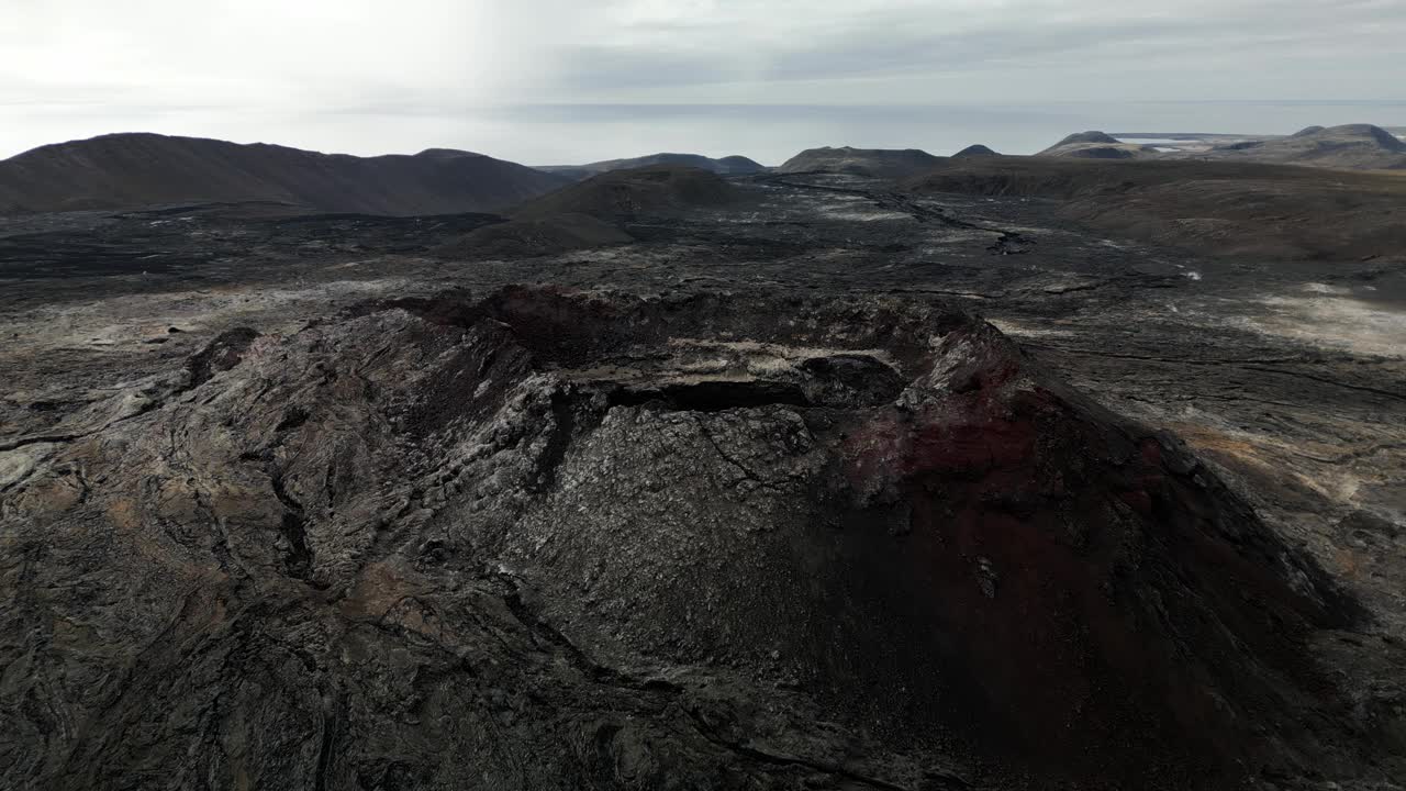 无人机拍摄冰岛fagradalsjall火山，捕捉到壮观的火山景观。视频下载