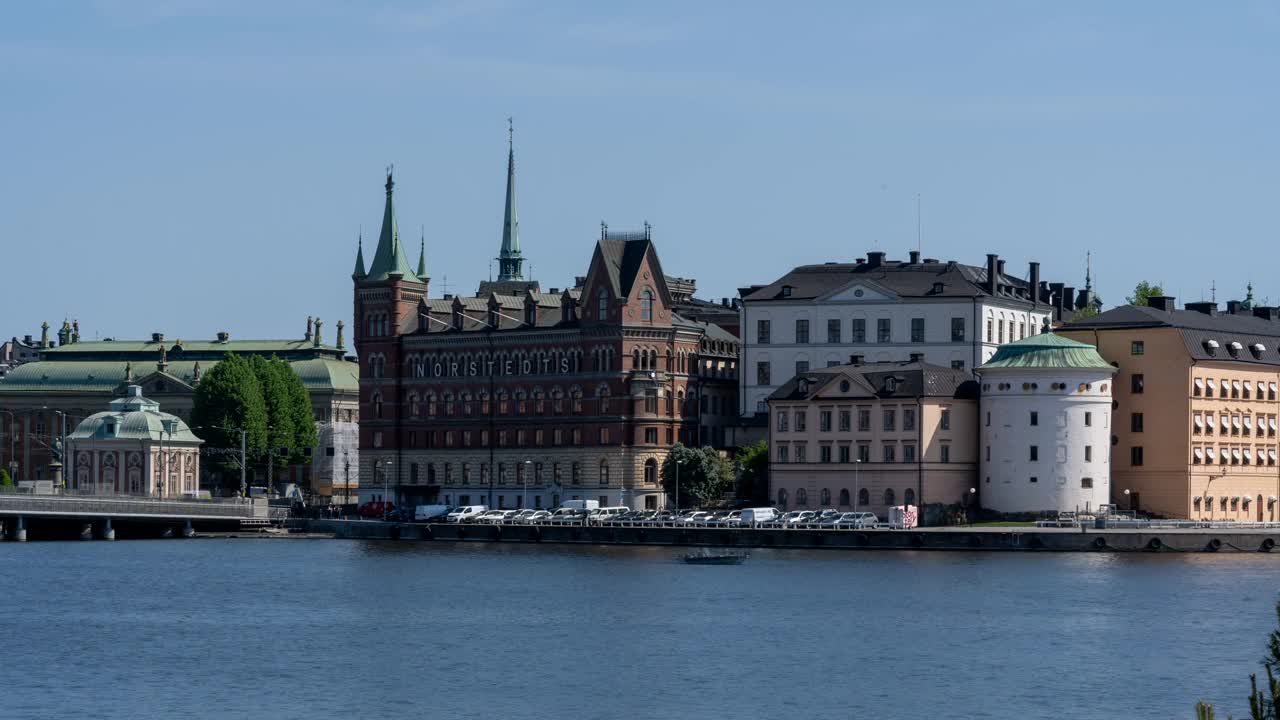 瑞典斯德哥尔摩的Riddarholmen岛上有Norstedts大楼和Birger Jarl's塔视频下载