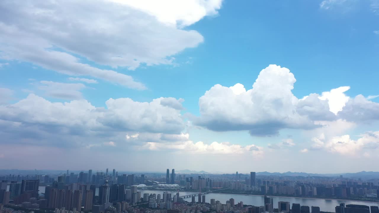 在一个阳光明媚的日子里，无人机拍摄的雄伟的城市云景和河流视频下载