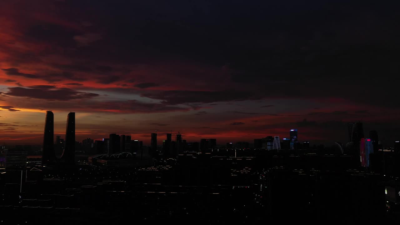 无人机壮观的日落天空与惊人的云景在一个城市的剪影视频下载