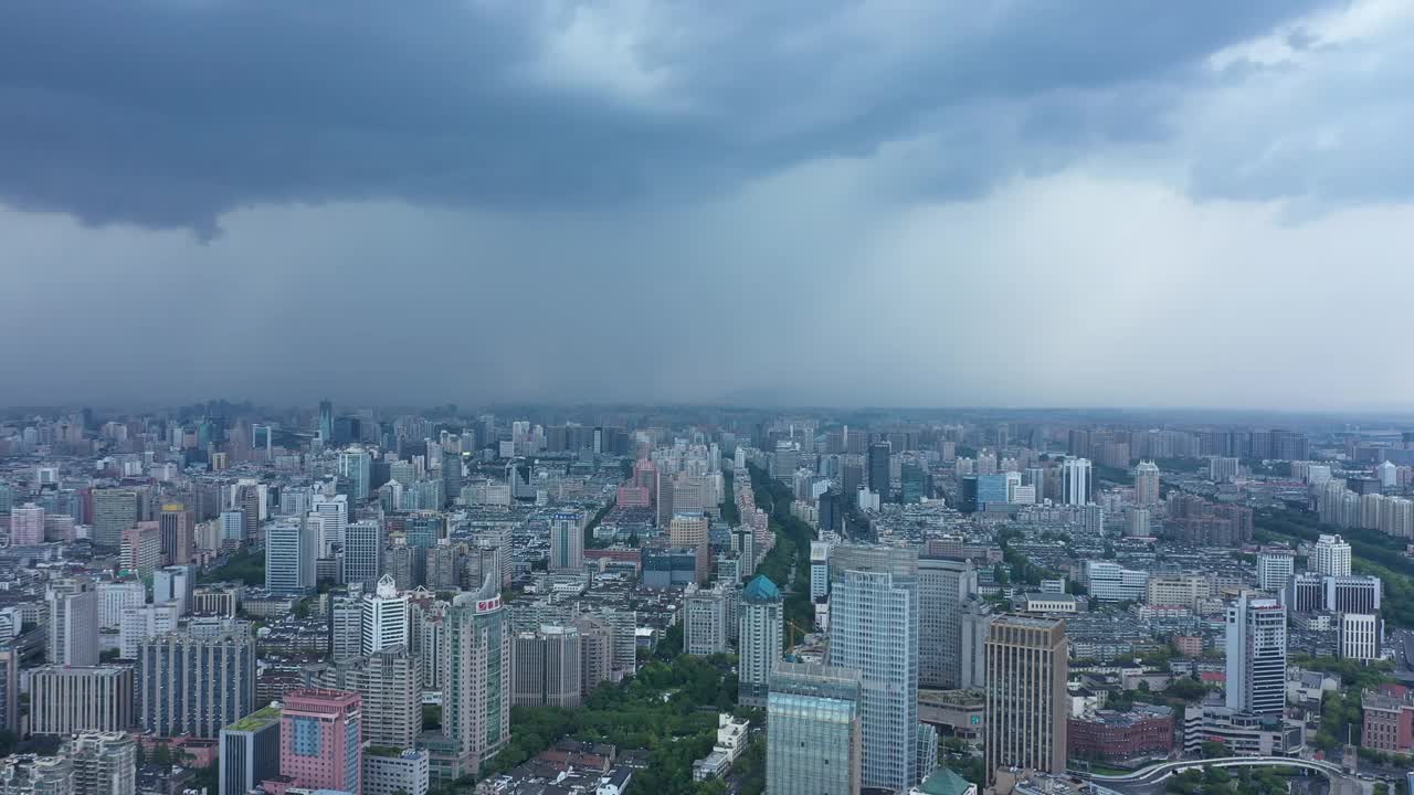 白天，城市上空密集云景的无人机视图视频下载