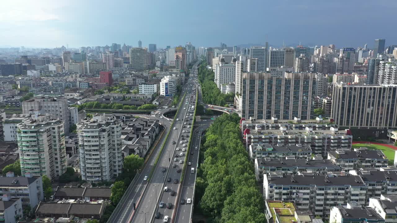 在一个阳光明媚的日子里，中国浙江省省会杭州市的鸟瞰图视频素材