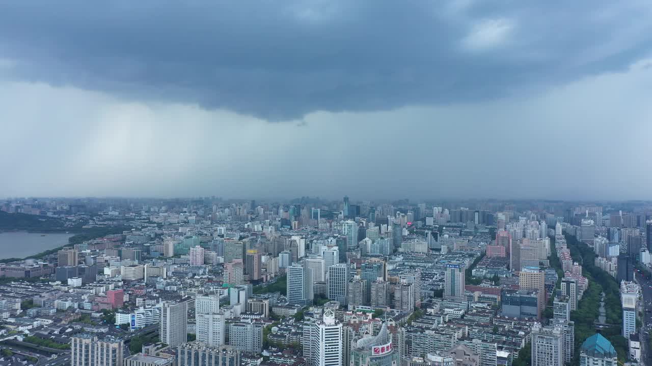 阴天，中国浙江省省会杭州市的鸟瞰图视频素材