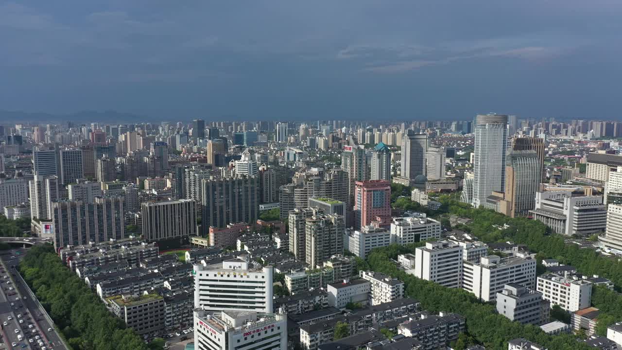 在一个阳光明媚的日子里，中国浙江省省会杭州的城市景观航拍画面视频素材