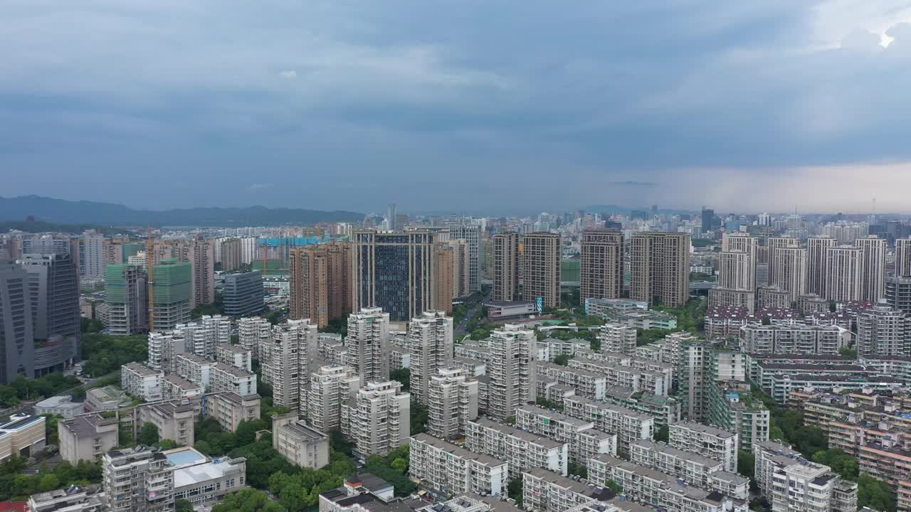 中国浙江省多云的白天，杭州市城市景观的航拍画面视频下载
