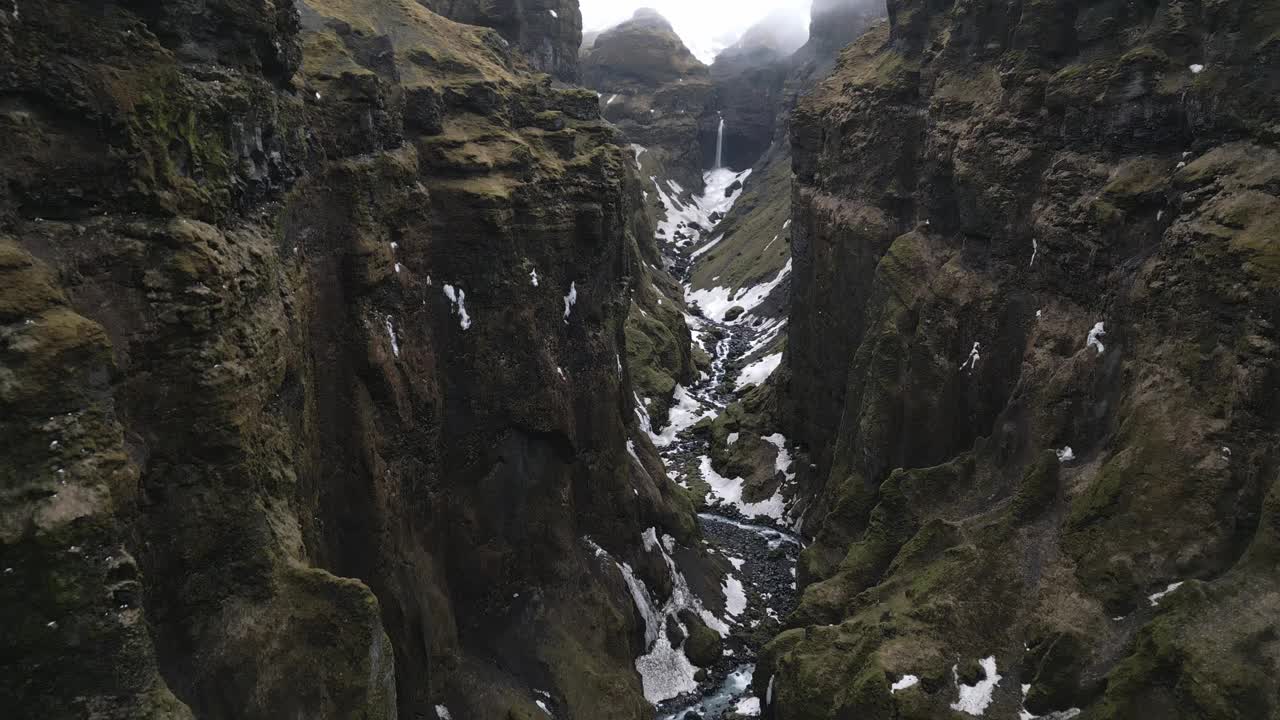 无人机拍摄的冰岛南部白天风景秀丽的穆拉格茹弗峡谷视频下载