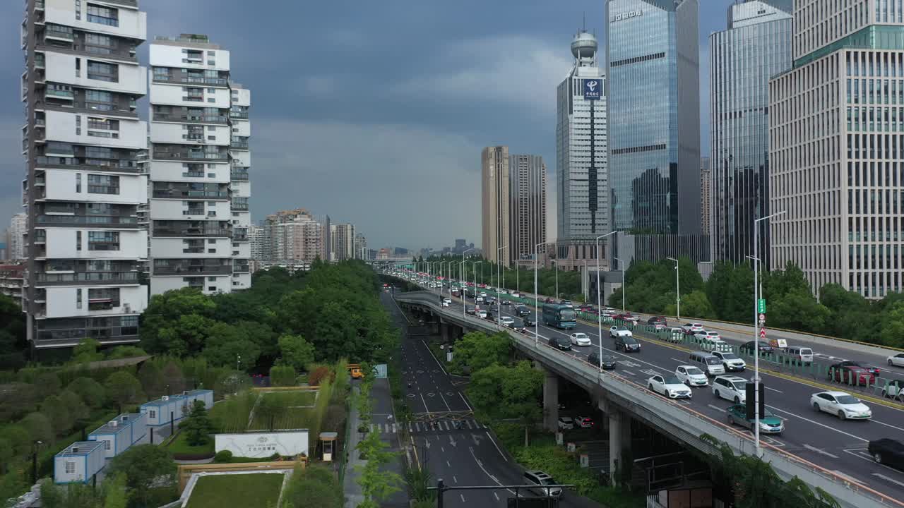 中国浙江省阴天，无人机拍摄的杭州城市景观视频下载
