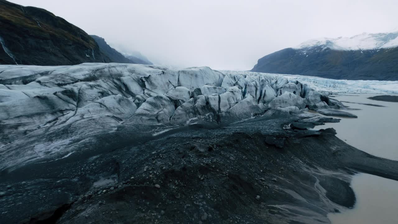 无人机拍摄的Skaftafell冰川在多云雾天在Skaftafelljokull小道，冰岛视频下载