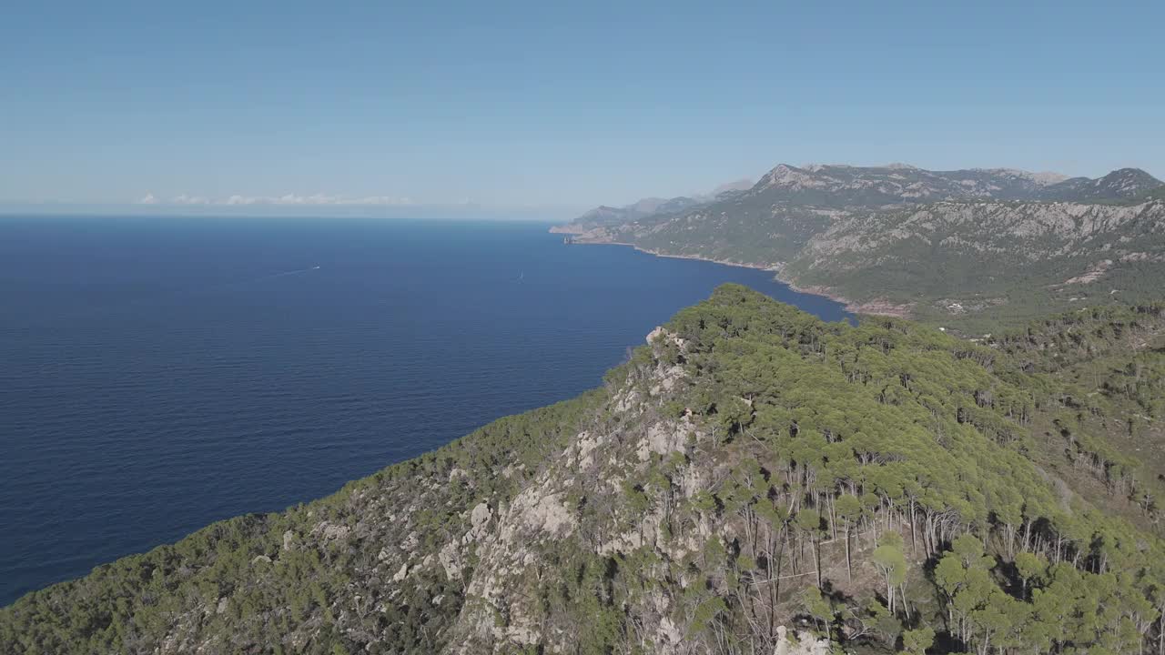 西班牙马略卡岛，俯瞰地中海的沿海山区森林的航拍画面视频素材