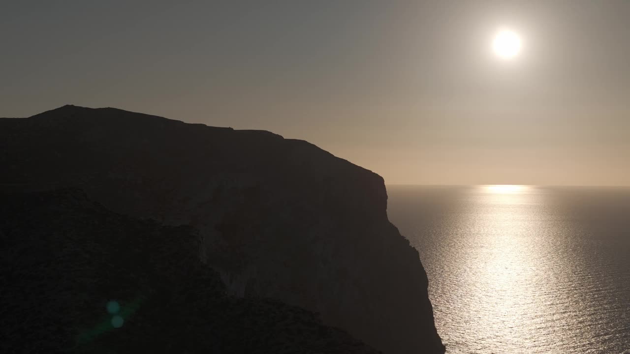 从西班牙巴利阿里群岛马略卡岛的海岸悬崖上看到的日落景象视频下载