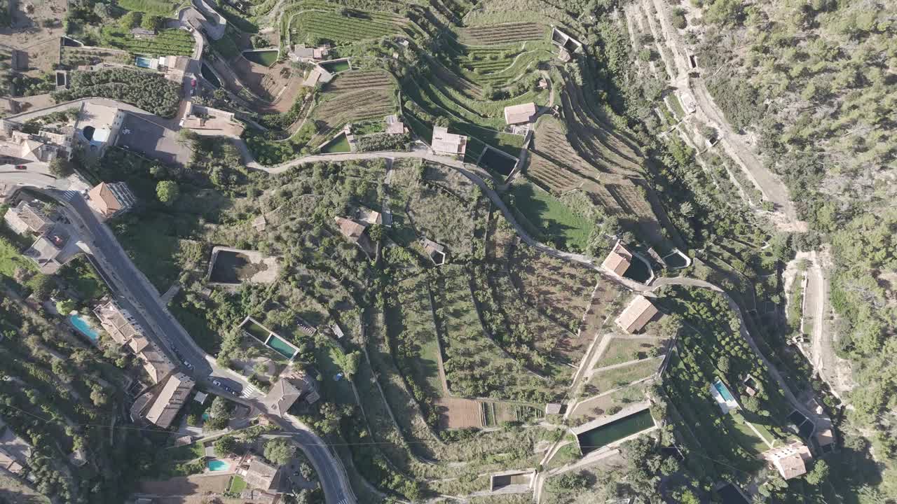 西班牙巴利阿里群岛马略卡岛上的圣榆树镇，阳光明媚的一天鸟瞰图视频下载