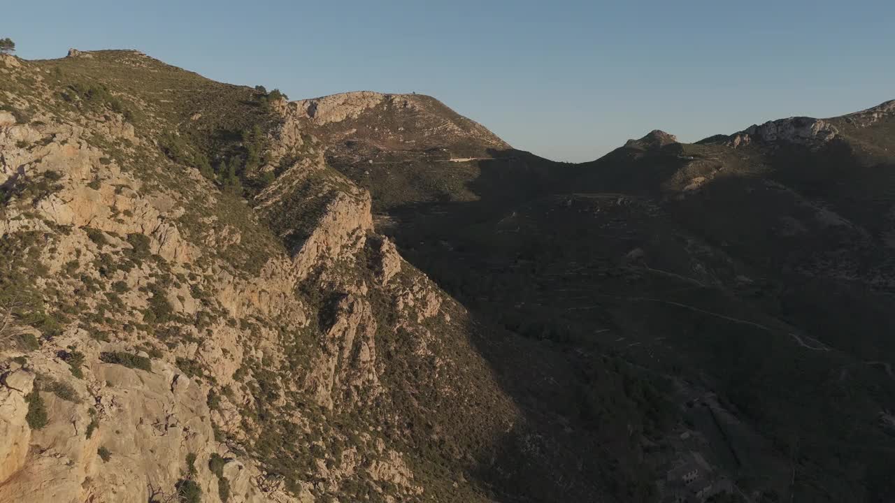 西班牙巴利阿里群岛，日落时马略卡岛海岸山丘的无人机镜头视频下载