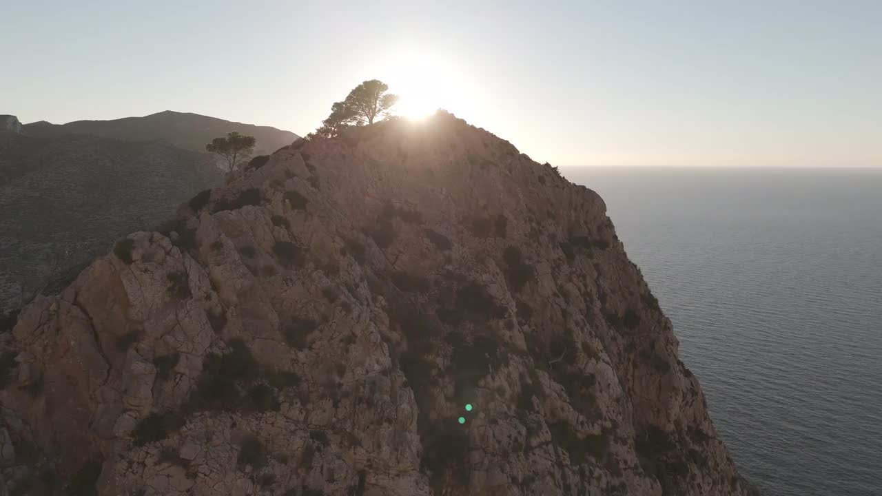西班牙巴利阿里群岛马略卡岛海岸悬崖日落时的无人机镜头视频下载