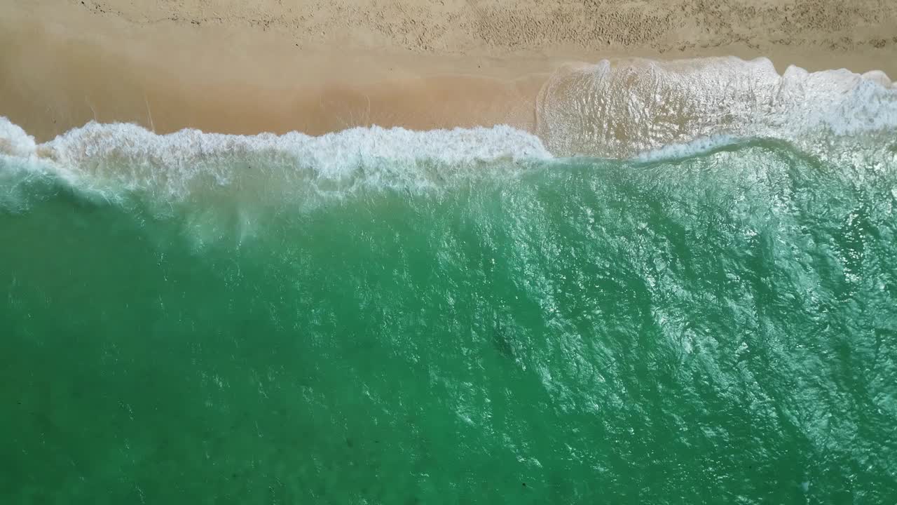 海浪拍打着沙滩视频素材