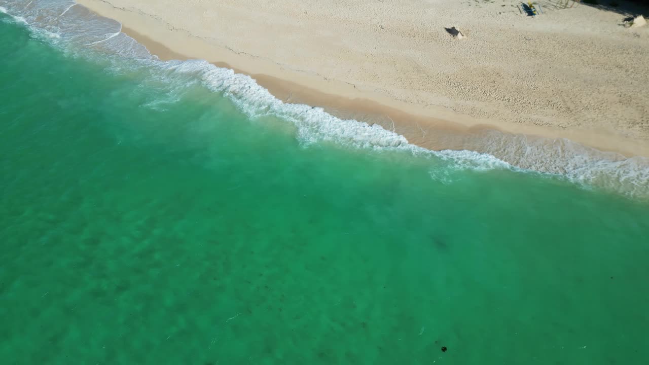 海浪拍打着沙滩视频素材