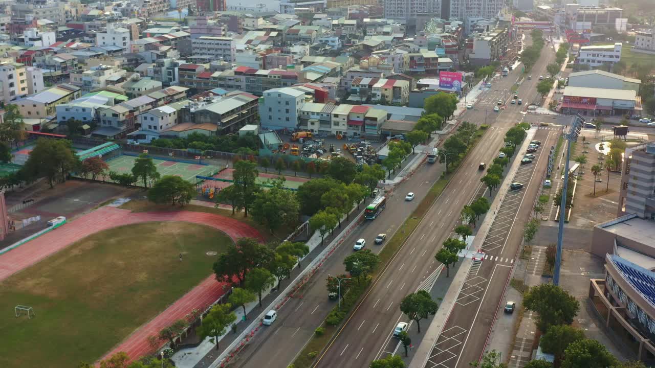 鸟瞰图无人机立交桥拍摄的斗流市明德北路的街道交通，夕阳下的拱城小学。视频素材