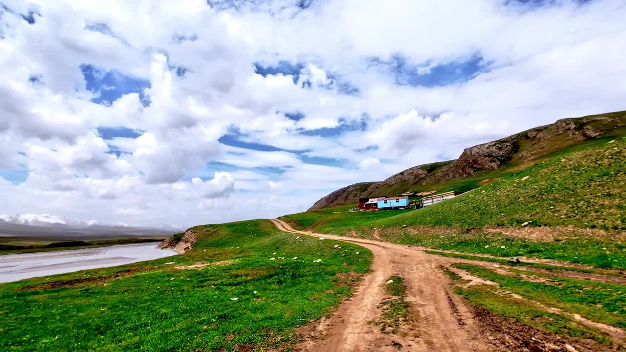 在绿意盎然的高河岸的大江山旁的土山路上穿行视频素材