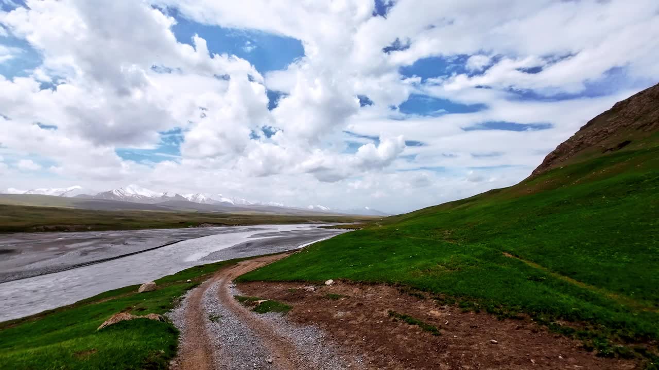 沿着大河山的土山路，绿意盎然的高河岸视频素材