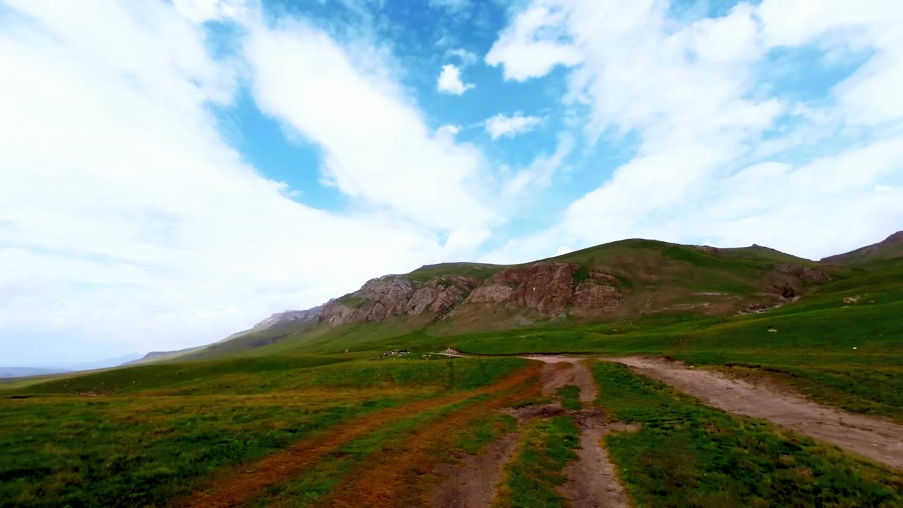 走在高河岸上的土山路上，前往偏远的山村视频素材