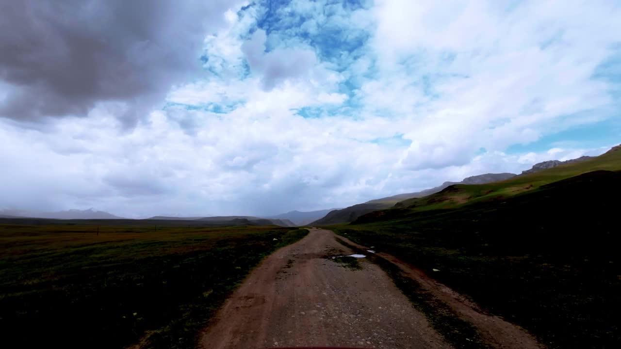 土山路上的云景。开始下雨了视频素材